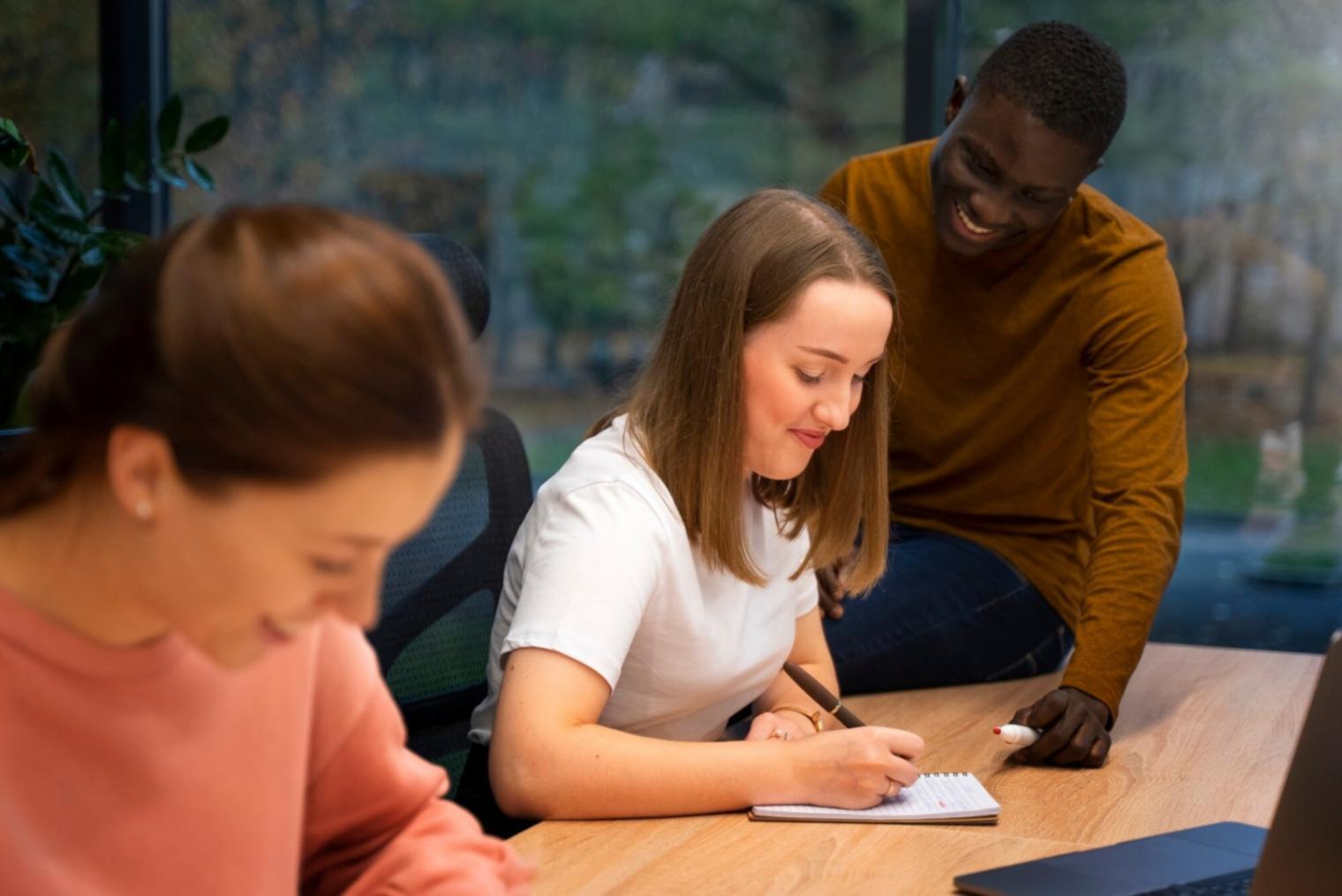 Atelier de formation avec tableaux et graphiques budgétaires